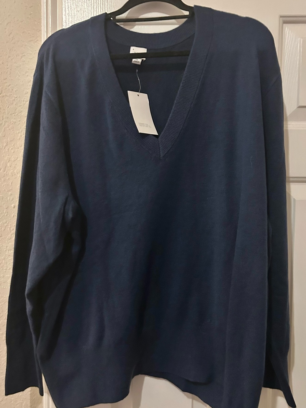 Universal Thread Women's V-Neck Sweater in Navy Blue